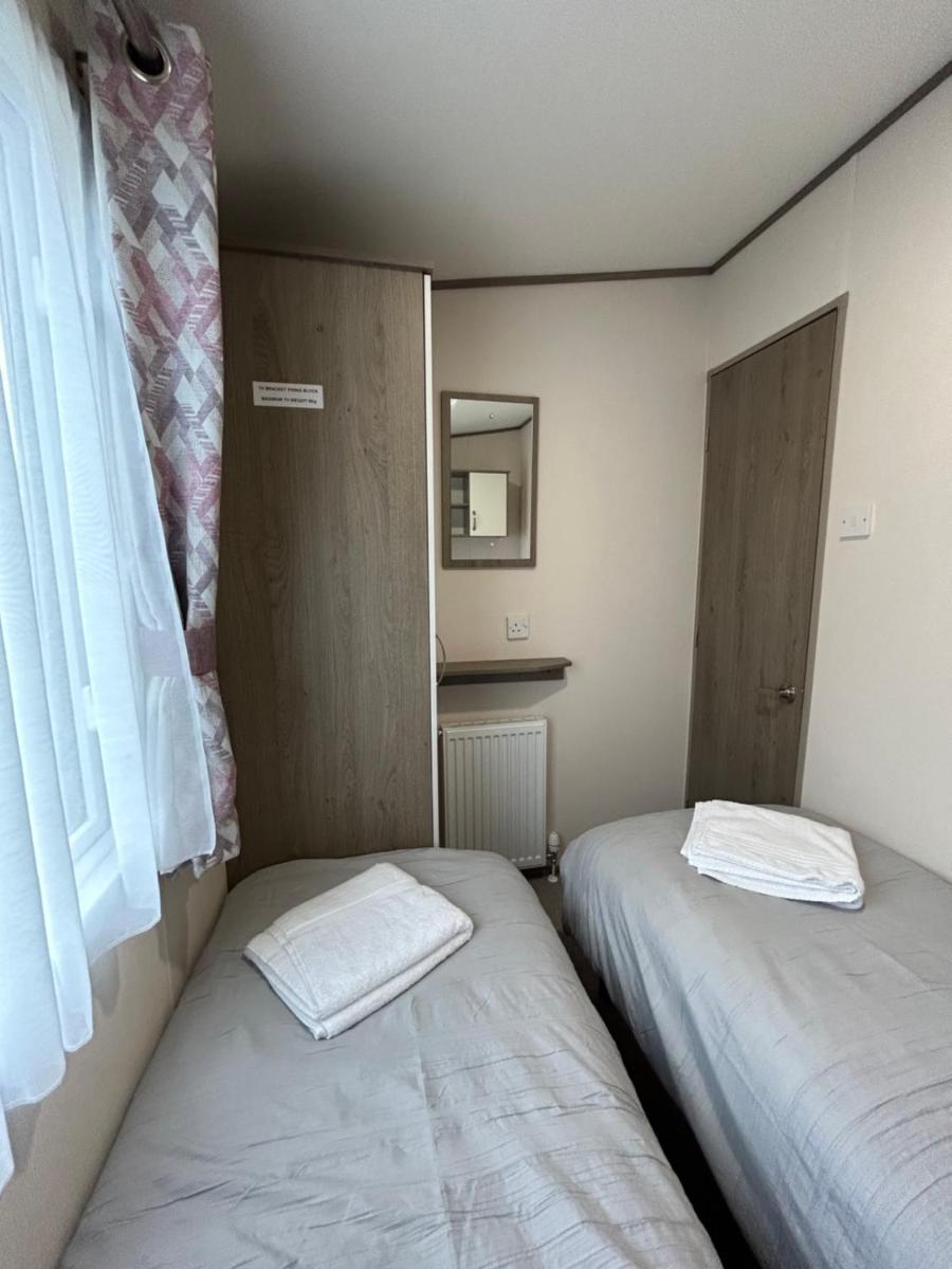 Delightful 2 bedroom Caravan, Pencnwc, New Quay - Housity