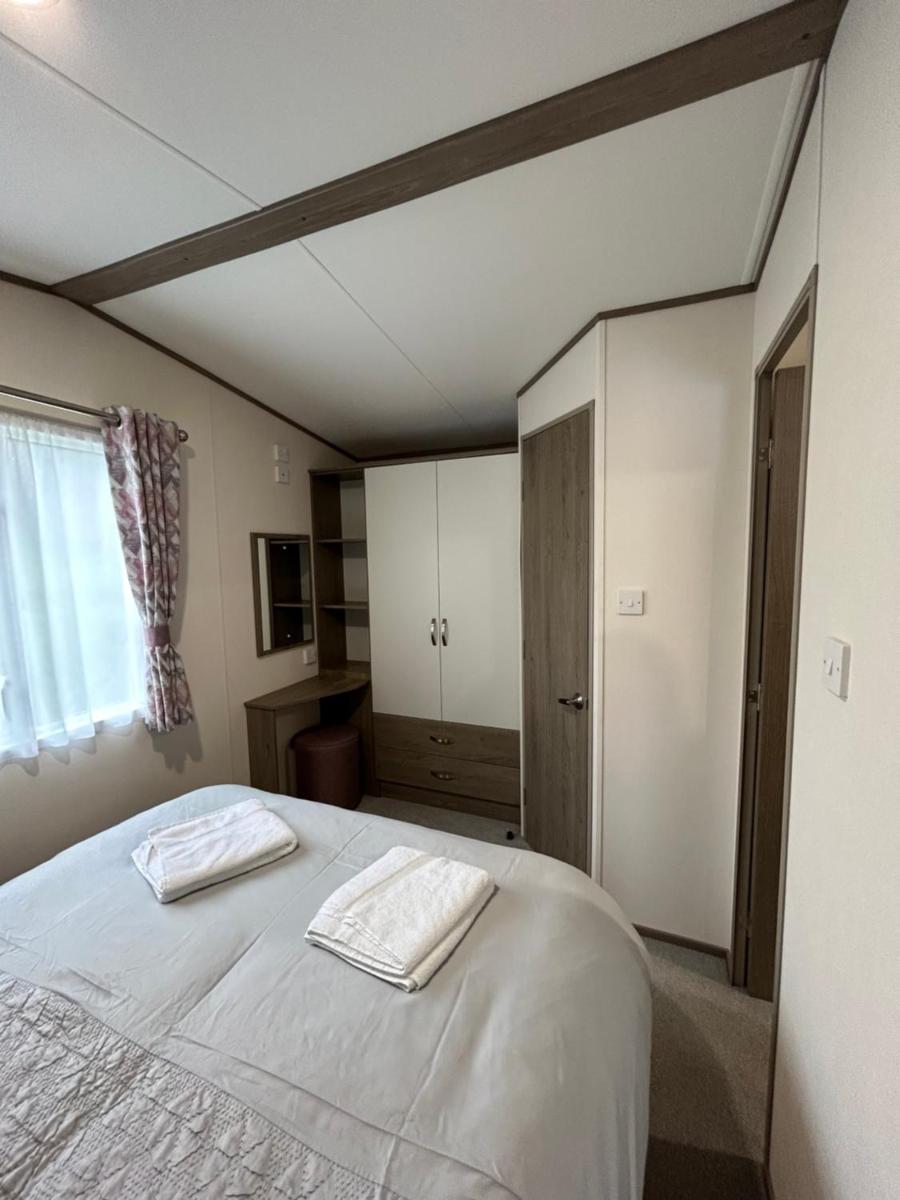 Delightful 2 bedroom Caravan, Pencnwc, New Quay - Housity