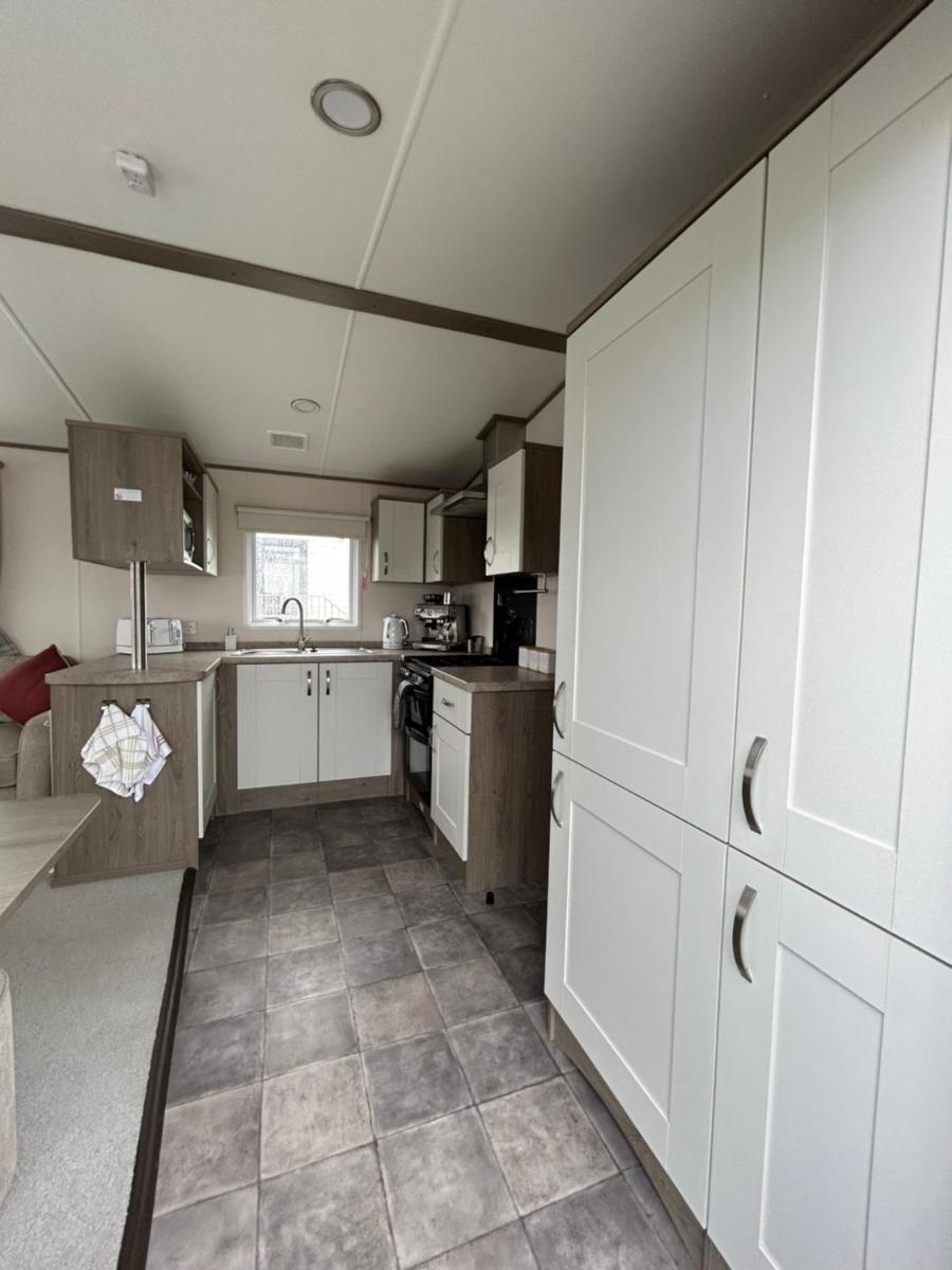 Delightful 2 bedroom Caravan, Pencnwc, New Quay - Housity