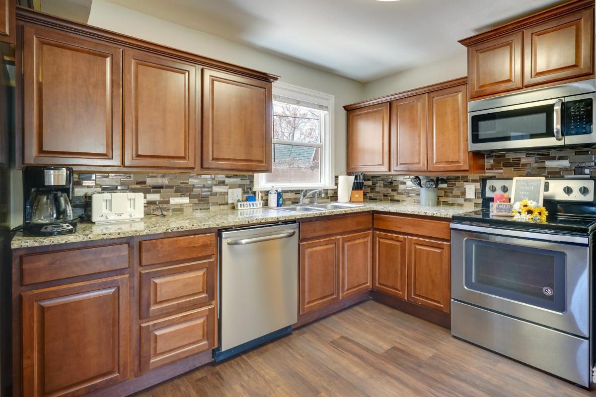Pueblo House by Riverwalk, 2 Miles to Fairgrounds! - Housity