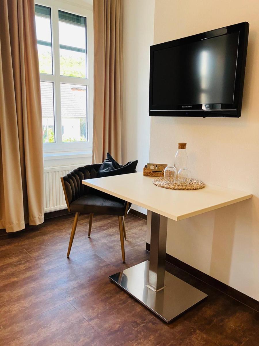 Johnys Jungle - Housity