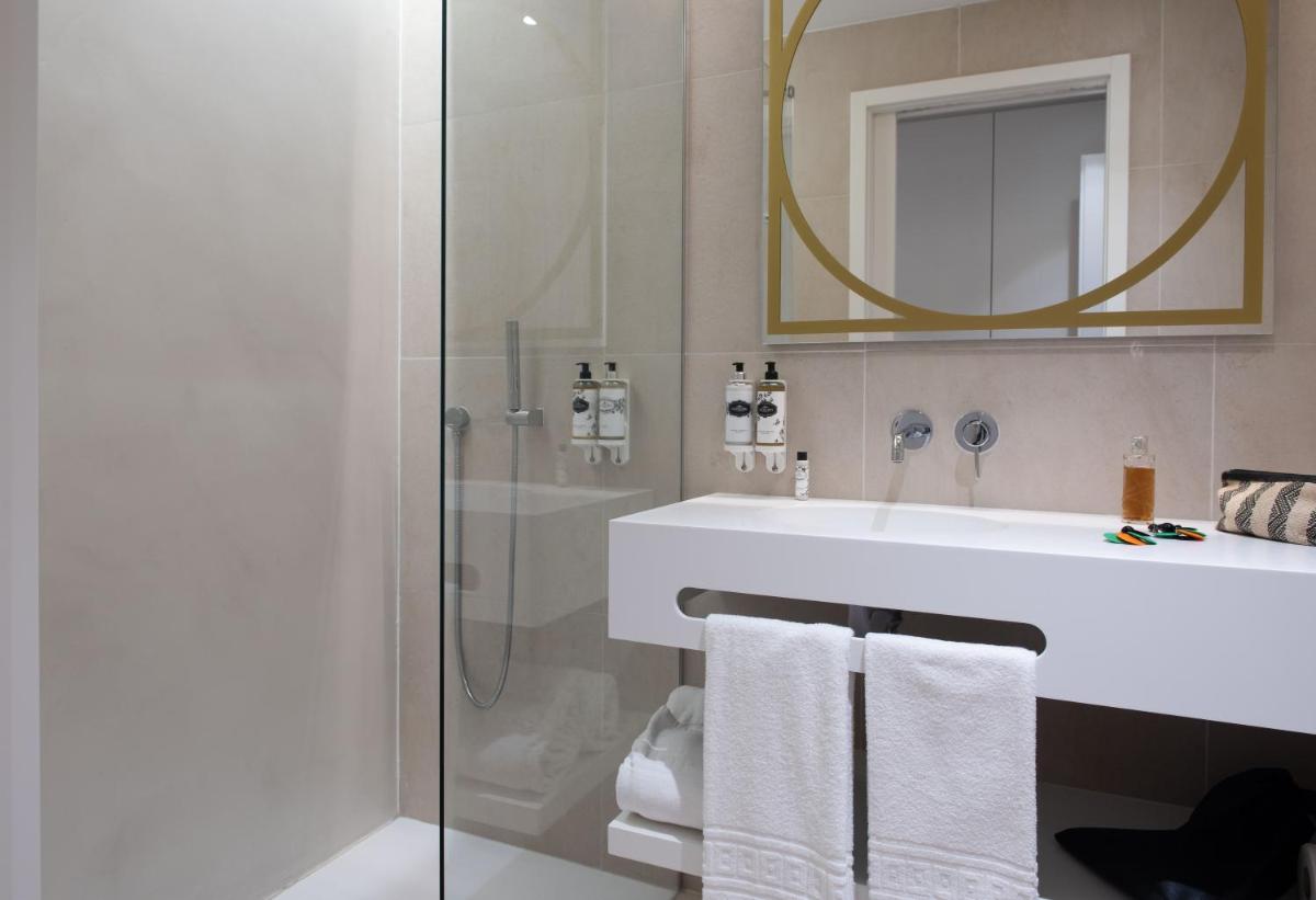 Uma casa de banho em Sines Sea View Business & Leisure Hotel