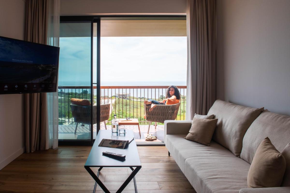 Uma área de estar em Sines Sea View Business & Leisure Hotel