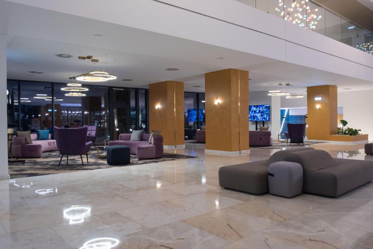Uma área de estar em Sines Sea View Business & Leisure Hotel
