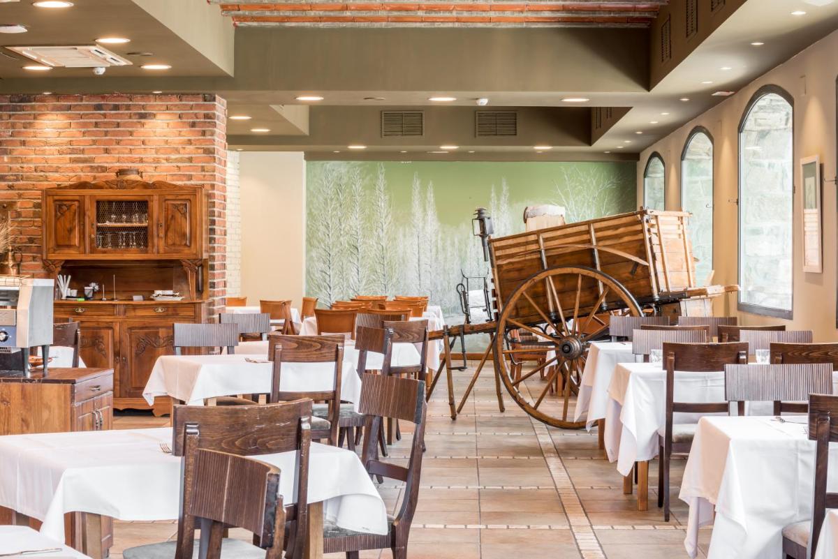 Un restaurante o sitio para comer en Snö Villa de Sallent 4
