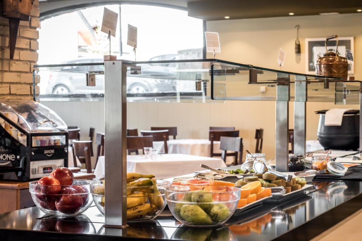 Comida en o cerca de este hotel