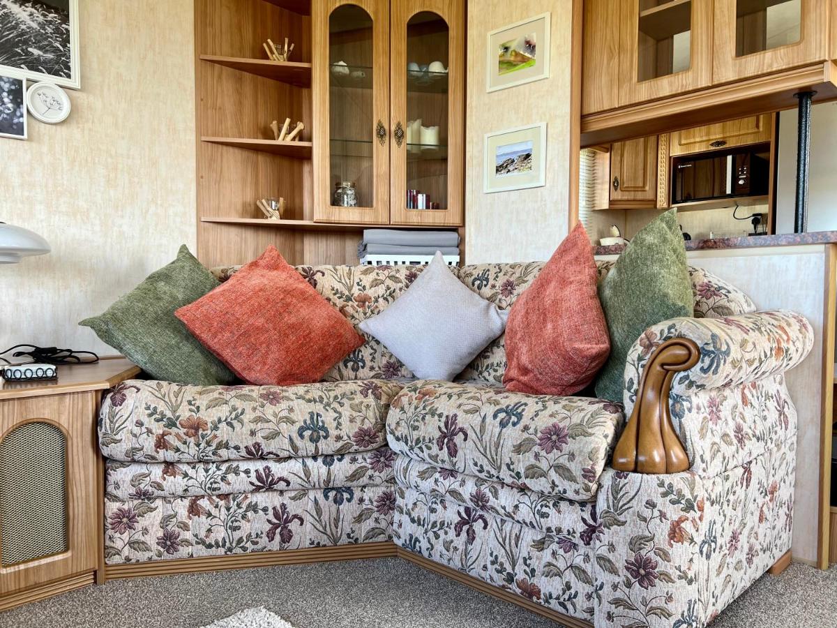 157 Amour Caravan - Housity