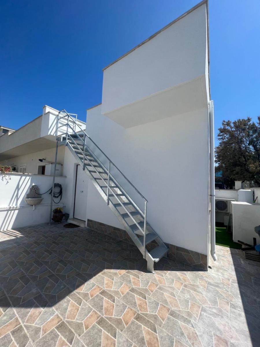 Villa Pisola Fiumicino Airport - Seafront - Housity
