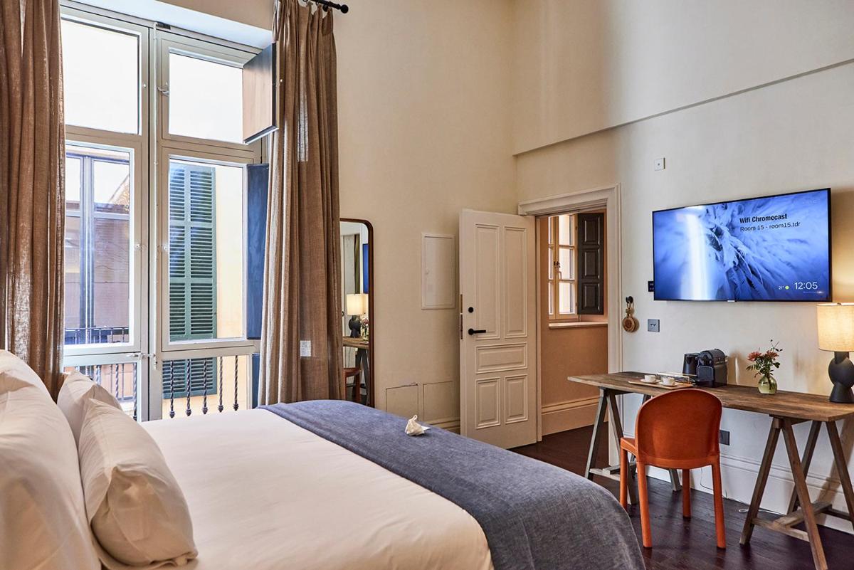 Una televisión o centro de entretenimiento en Puro Grand Hotel