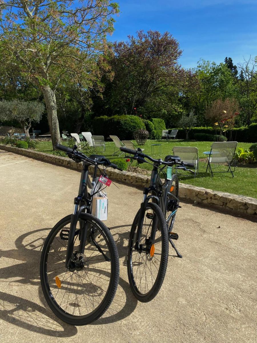 Vélo sur le terrain de l'établissement Logis Hôtel Château De Palaja ou dans les environs