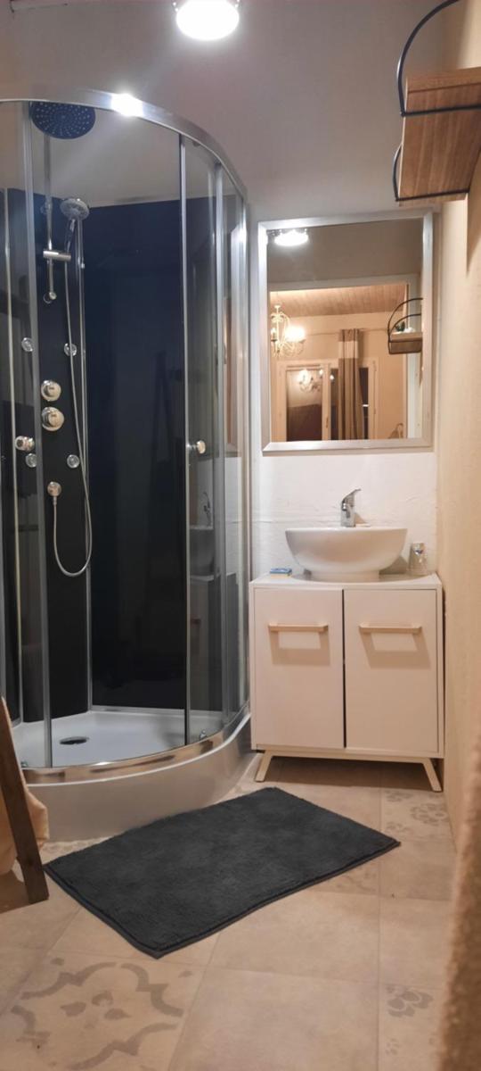 Ravissant T2, Cl 3 étoiles, 3 pers et 1 enf , 3 lits, parking et patio - Housity