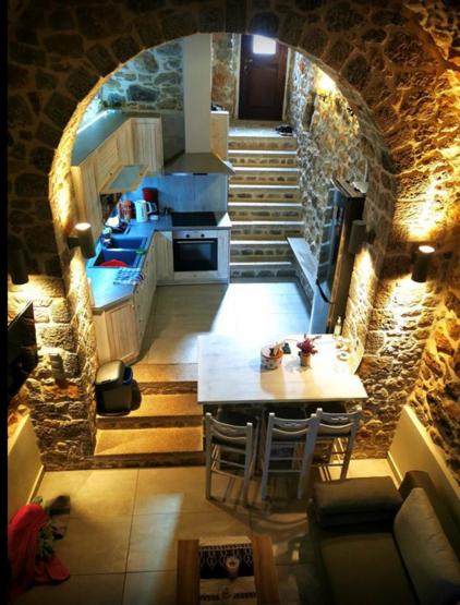 Elata Stone House - Housity