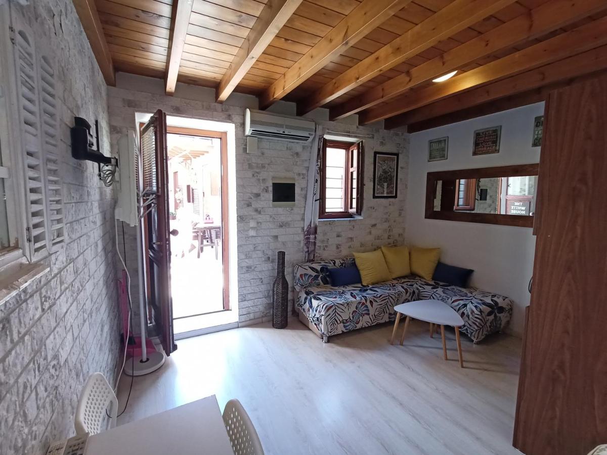 The White House of Rhodes - Hizvo