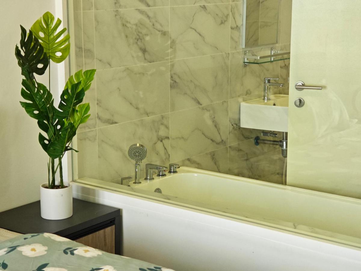 Trevor bathtub Imperio residence seaview jonker5min - Housity
