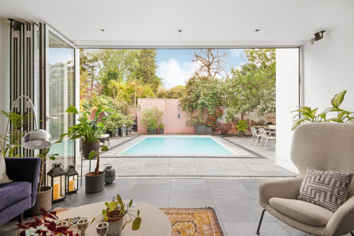 Studio for 3 with a private balcony in a Cubic house with outside pool - Housity