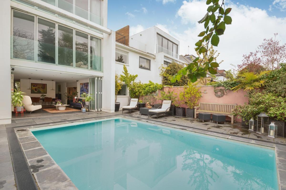 Studio for 3 with a private balcony in a Cubic house with outside pool - Housity