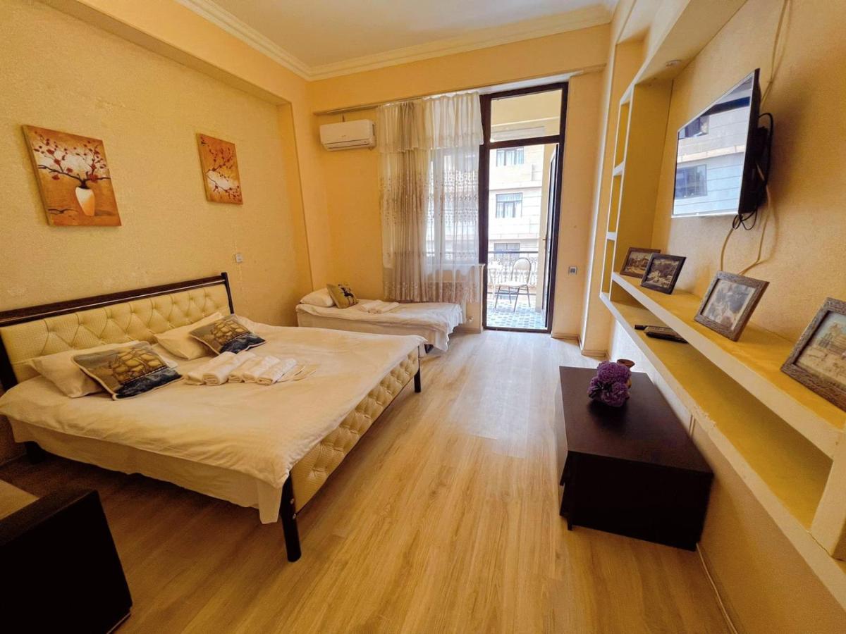 LIVE-INN CENTRAL STUDIOS in MODERN CONDO with ELEVATOR, GARDEN & AIRPORT SHUTTLE - Housity