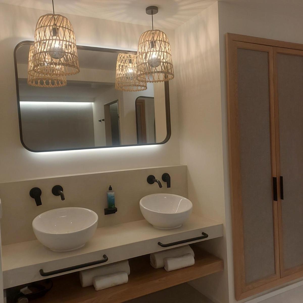 Un baño con dos lavabos y un espejo. en Hotel & Spa Blau Parc, en San Antonio 39 fotos más