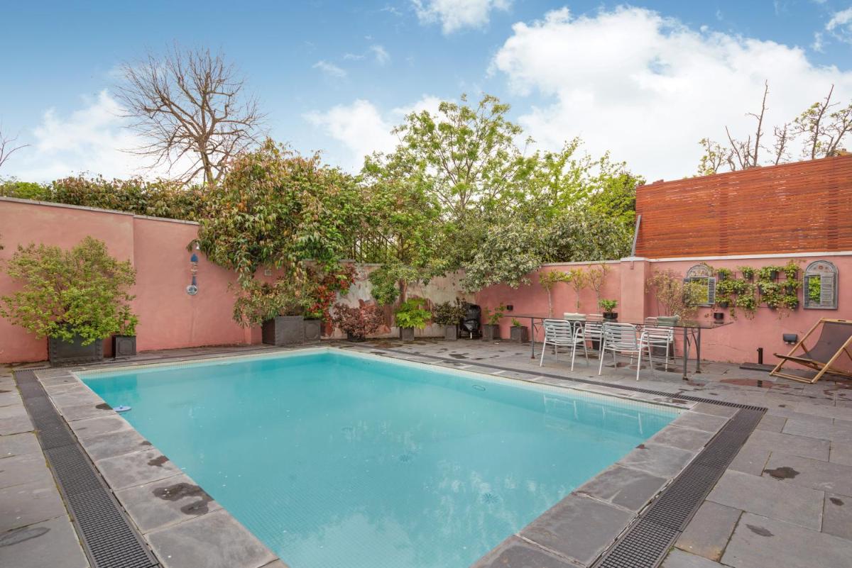 Studio for 3 with a private balcony in a Cubic house with outside pool - Housity