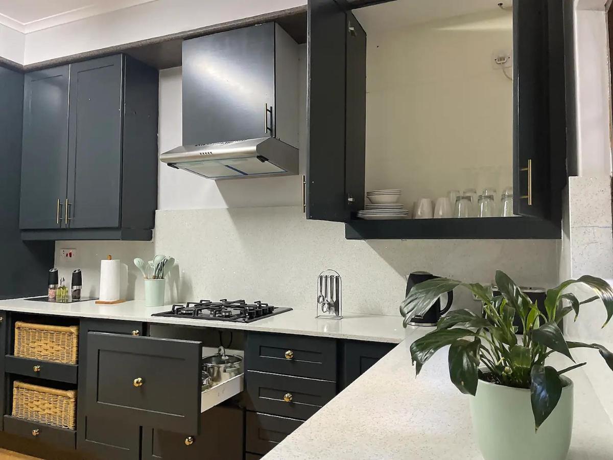 Cozy 3 Bedroom House with unique bathrooms - 2084 - Housity