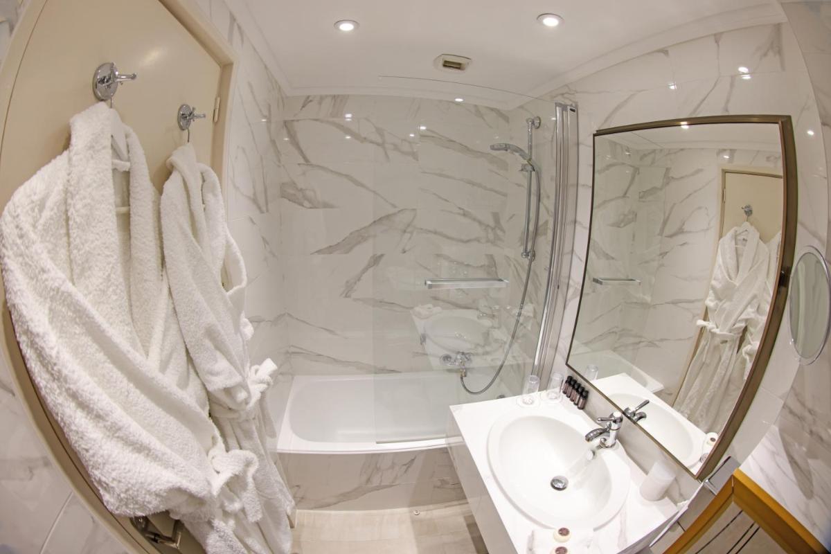 Salle de bains dans l'établissement Hôtel L'Abbaye