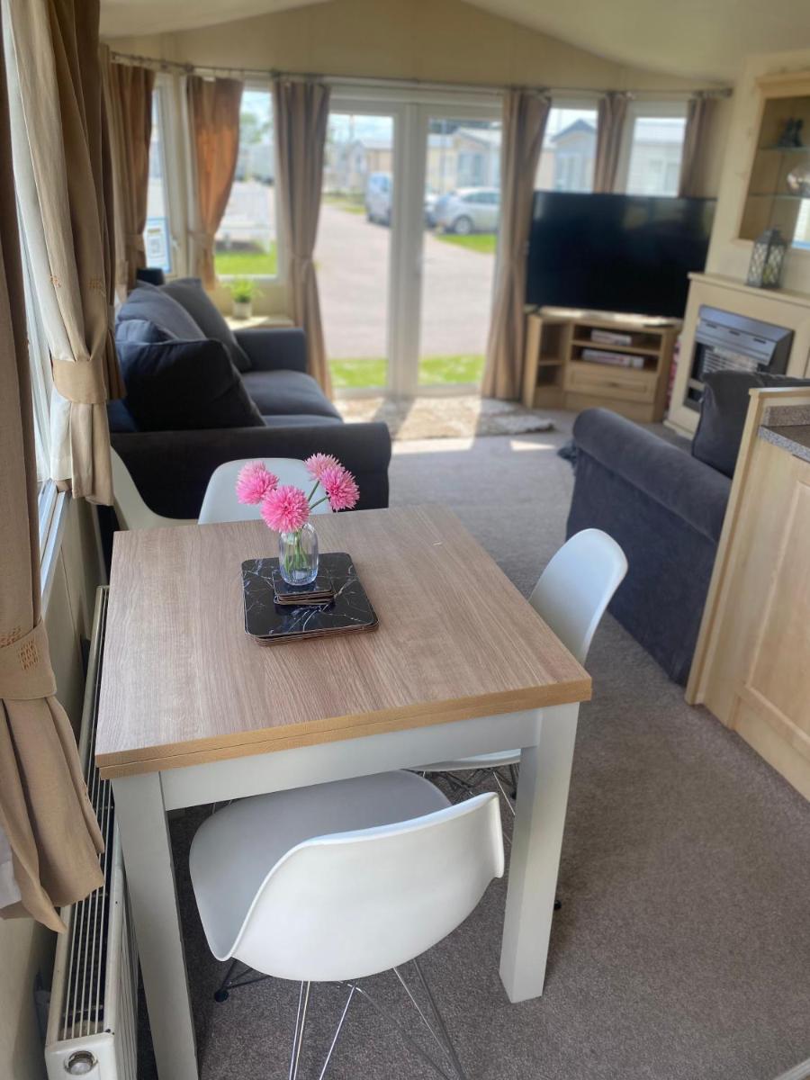 6 berth Seawick Caravan Park, St Osyth - Housity