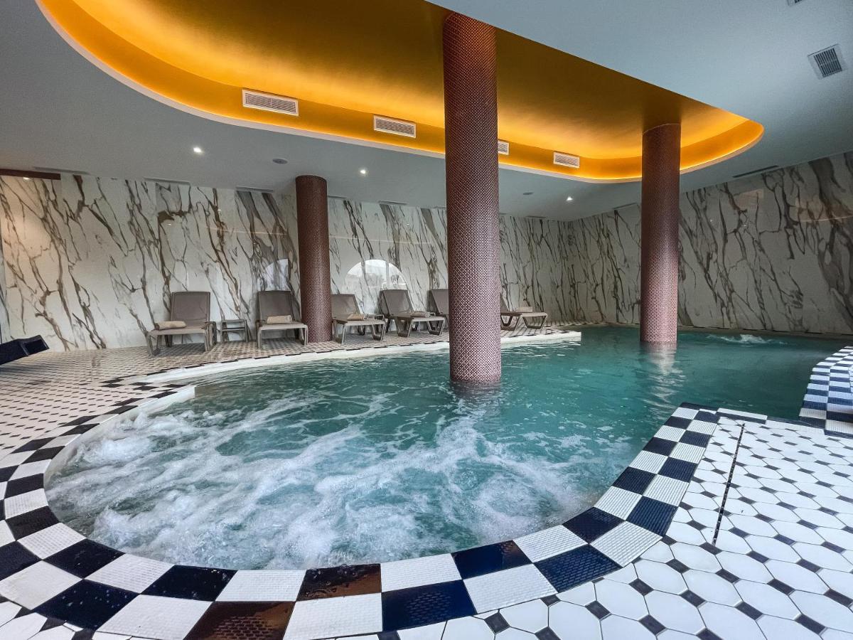 Piscine intérieure avec spa Eco-Résidence Dolce Paese & Spa à Algajola