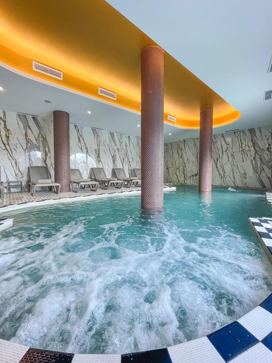 Piscine de l'établissement Eco-Résidence Dolce Paese & Spa ou située à proximité