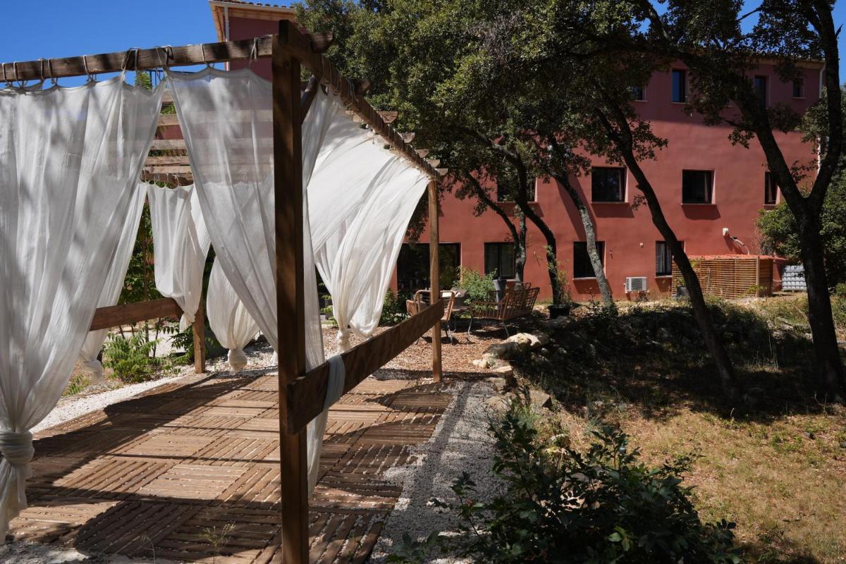 Jardin de l'établissement Hotel restaurant Spa Disini Montpellier Est, The Originals Relais