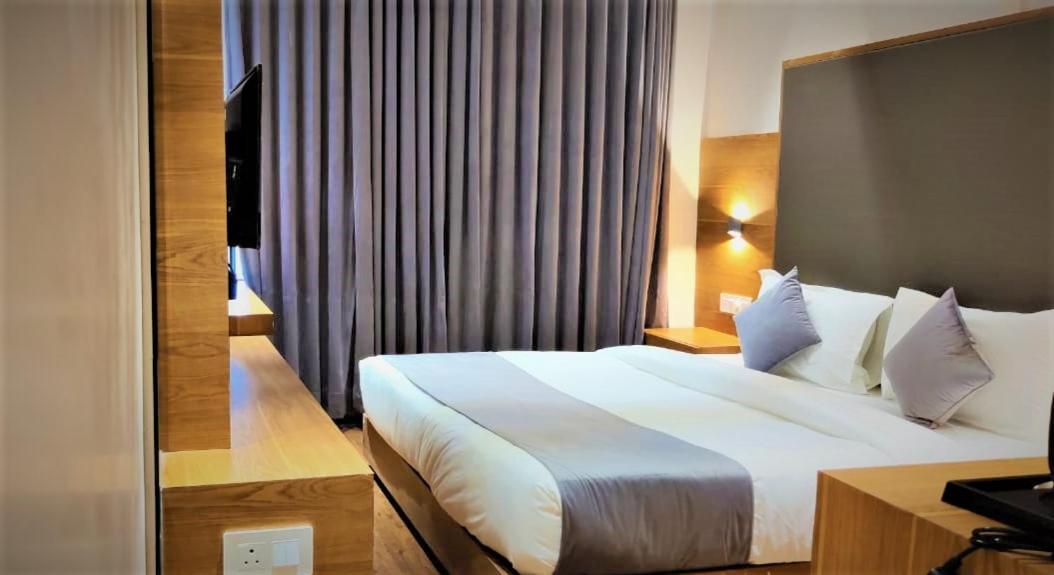 Golden Oasis Hotel - Housity