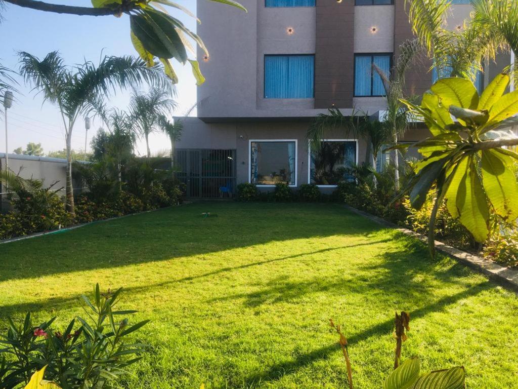 Golden Oasis Hotel - Housity