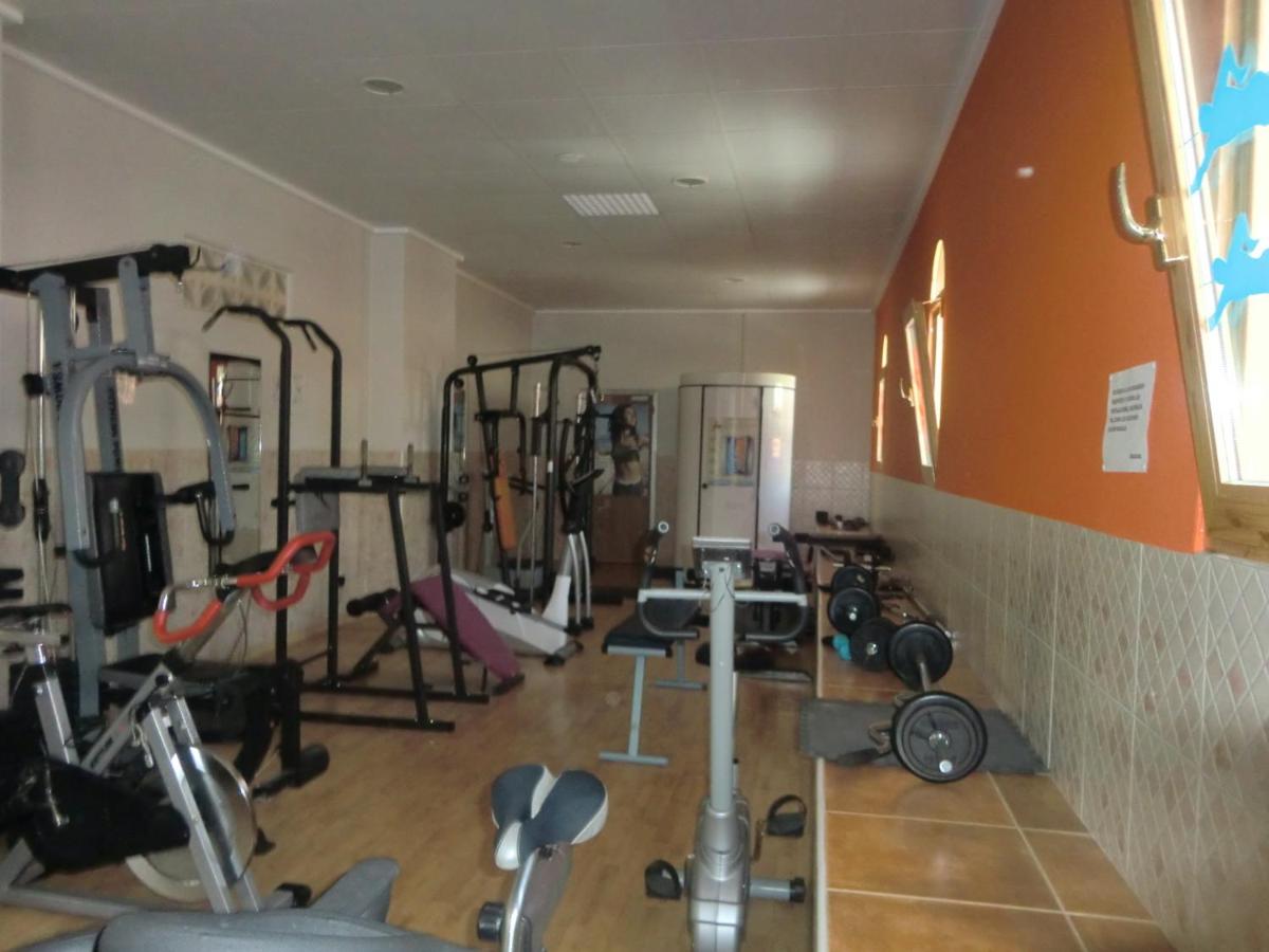 un gimnasio con diferentes tipos de equipamiento en una habitación en Hotel Gasaqui, en Ayelo de Malferit
