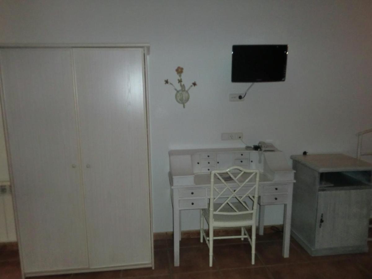 Una televisión o centro de entretenimiento en Hotel Gasaqui