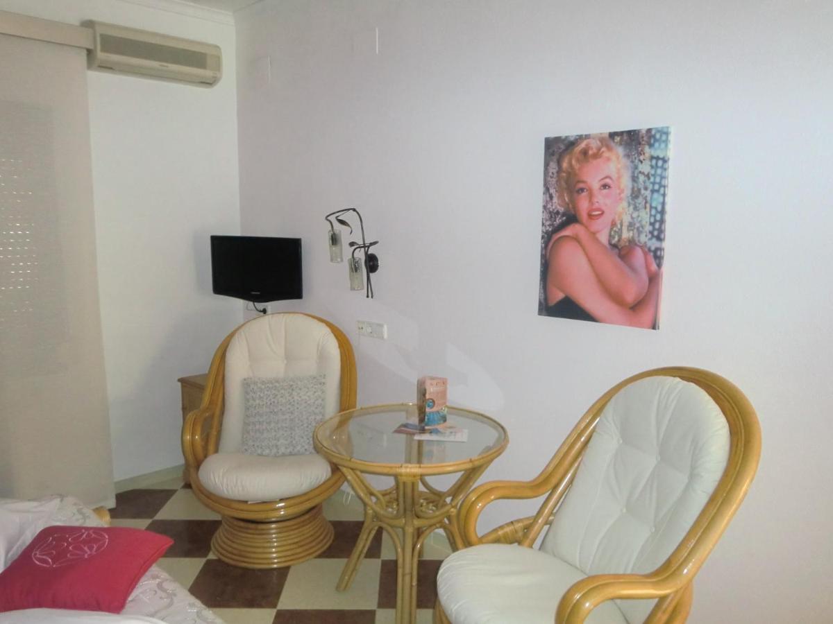 Una televisión o centro de entretenimiento en Hotel Gasaqui
