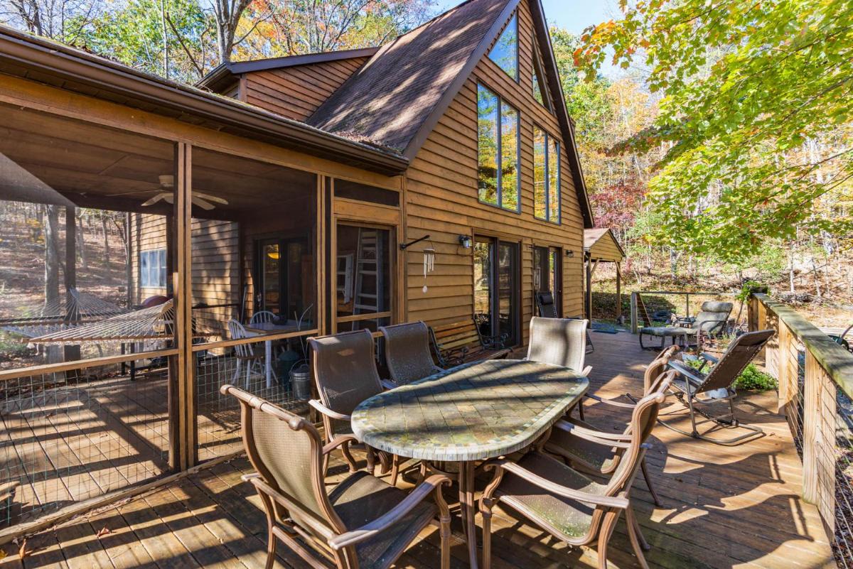 Private Creek, Huge Deck at Chalet Cabin - Housity