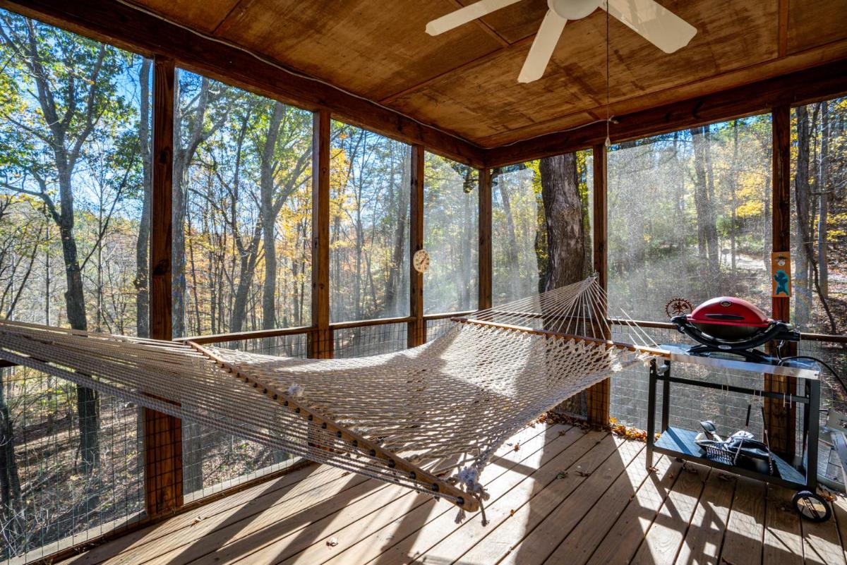Private Creek, Huge Deck at Chalet Cabin - Housity