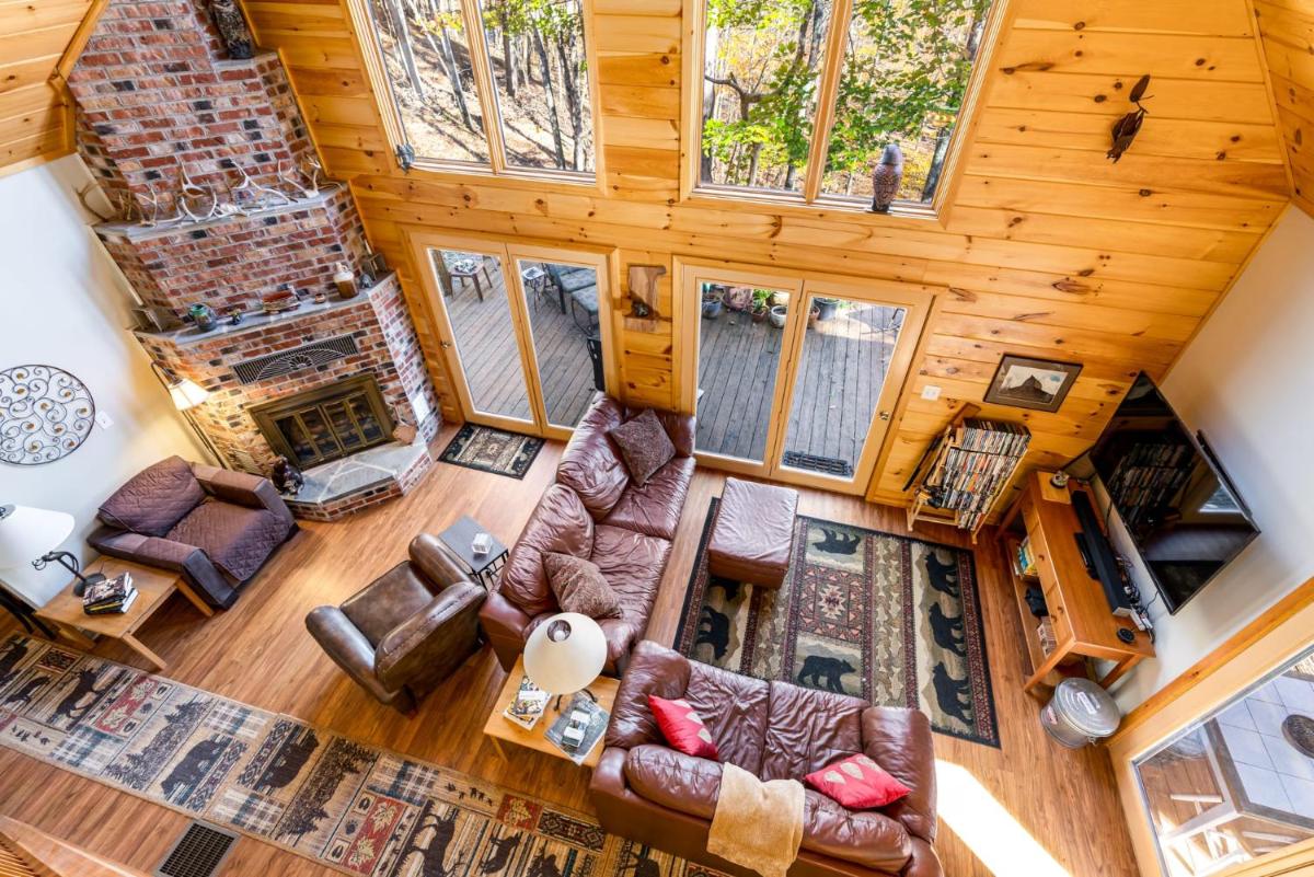Private Creek, Huge Deck at Chalet Cabin - Housity