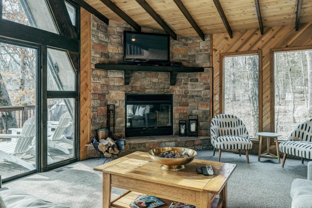 Suitetrails - 1717 Lakeside Chalet by Sarah Bernard Vacation Rentals