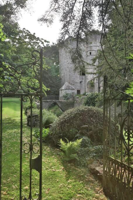 The Butlers Bungalow Beverston Castle - Housity