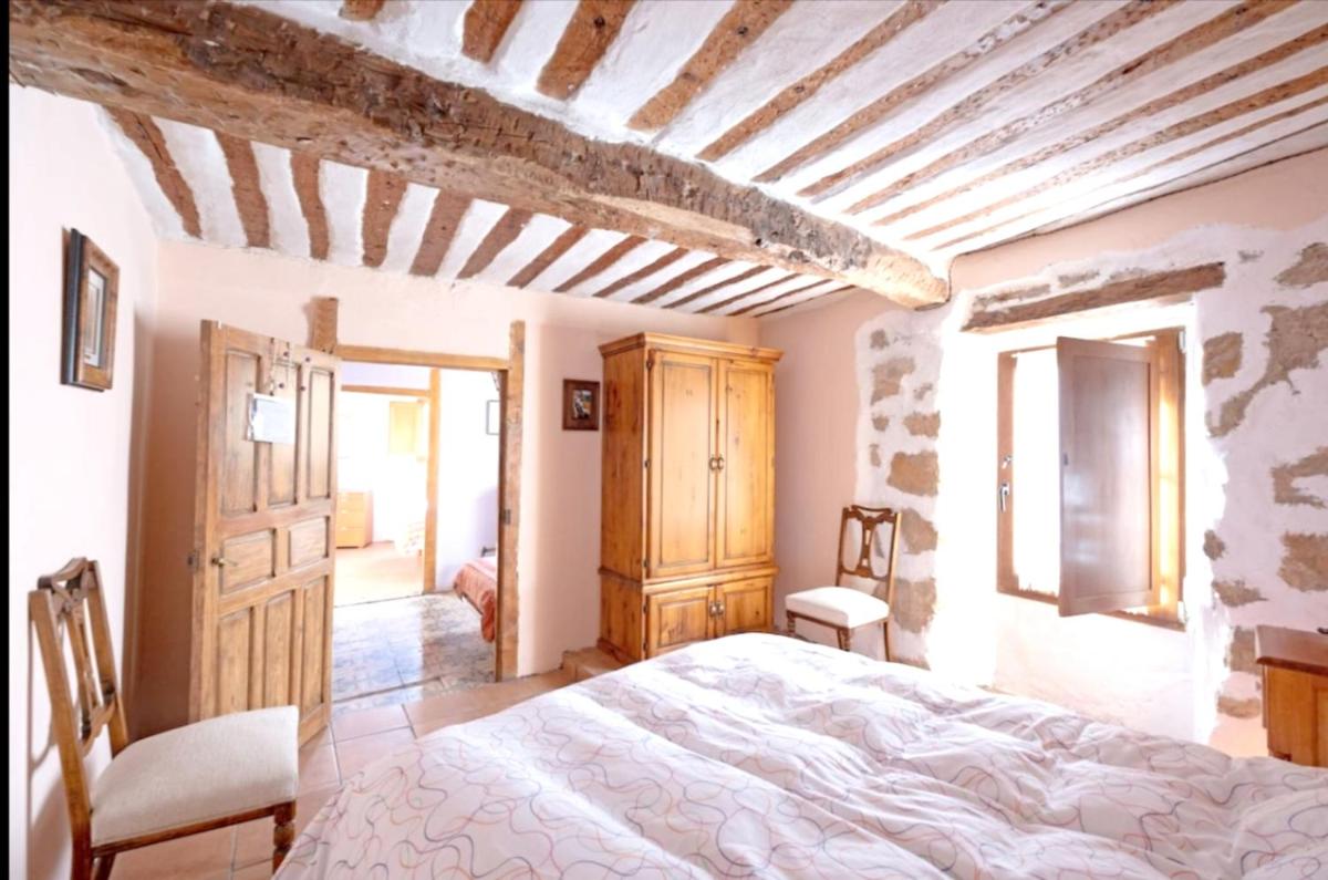 Spacious House in Llano de Bureba with Fireplace & Mountain View - Housity