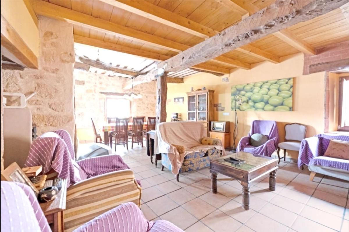 Spacious House in Llano de Bureba with Fireplace & Mountain View - Housity