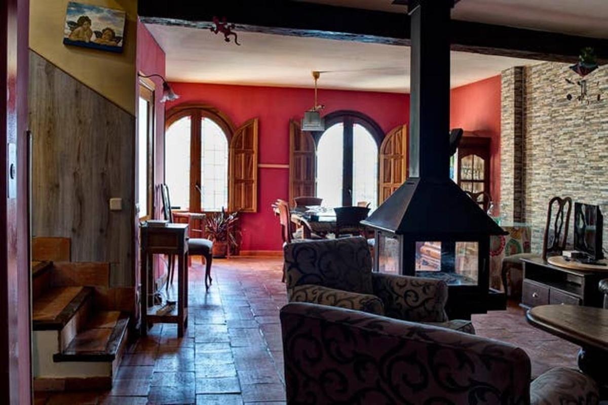 Suitetrails - 4 bedrooms house with enclosed garden and wifi at Segovia