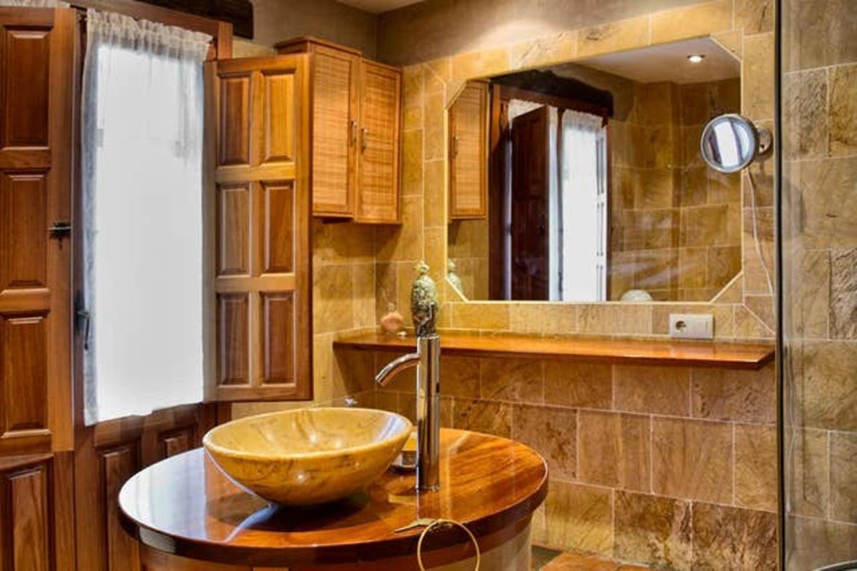 Suitetrails - 4 bedrooms house with enclosed garden and wifi at Segovia
