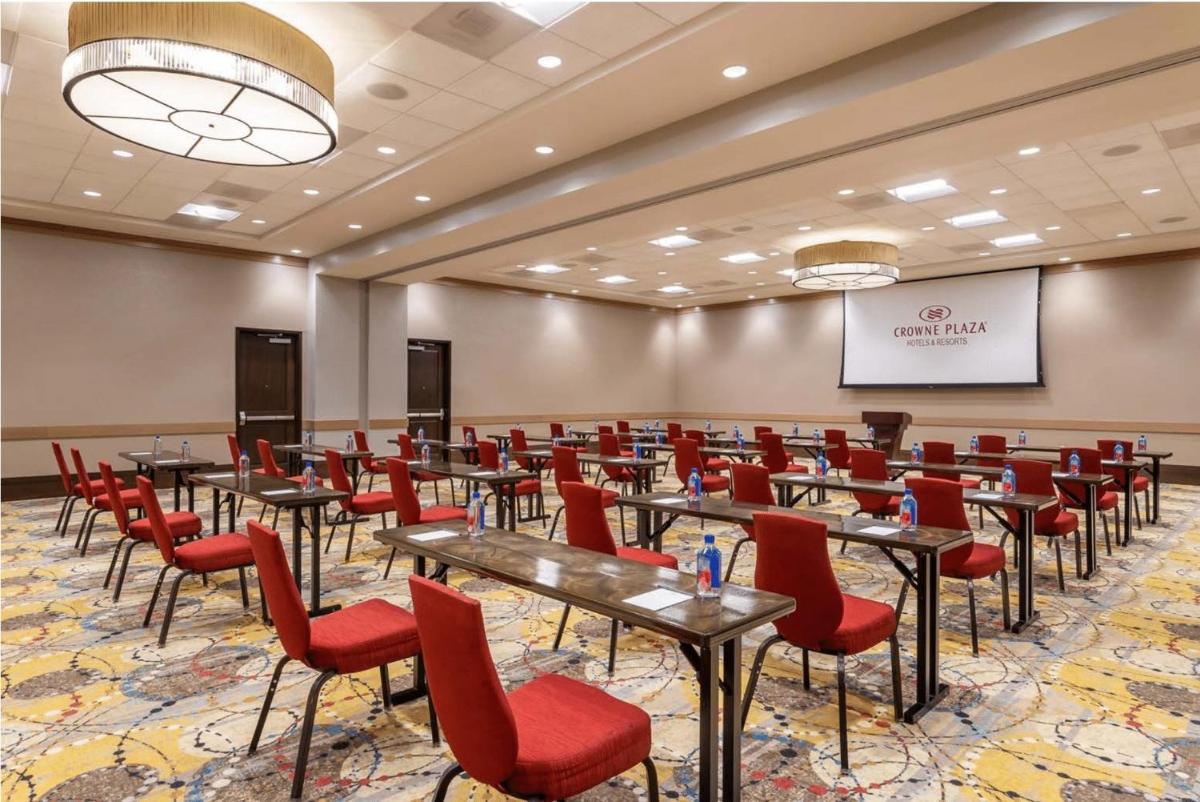 Crowne Plaza Shenandoah - Woodlands Area by IHG - Housity