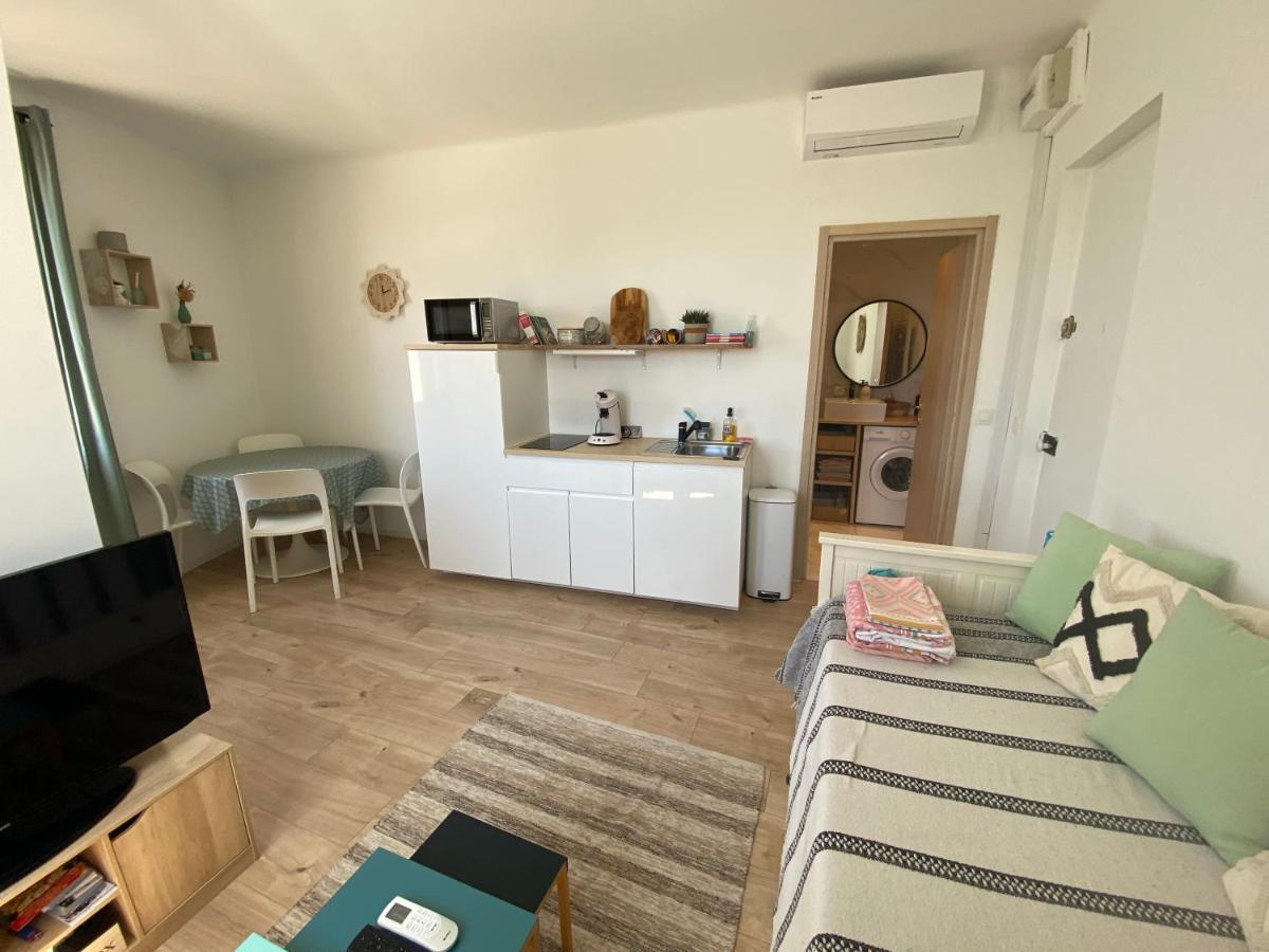 Studio le Monroe les pieds dans l'eau 10 m de la mer - Housity