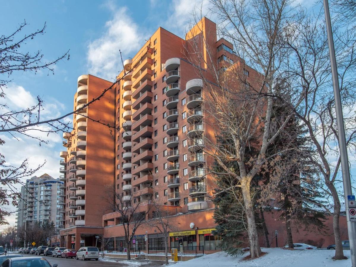 NEW Cozy and Central DT Home w Gym Coffee Parking BBQ - Housity