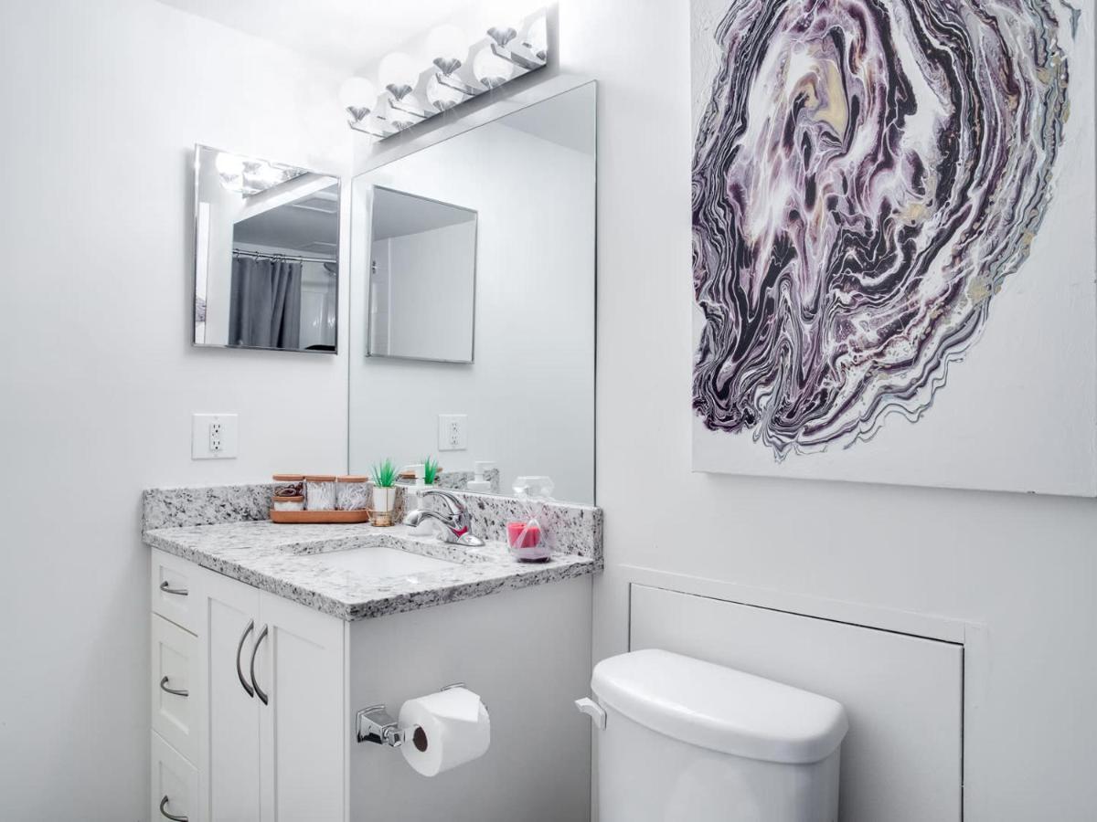 NEW Cozy and Central DT Home w Gym Coffee Parking BBQ - Housity