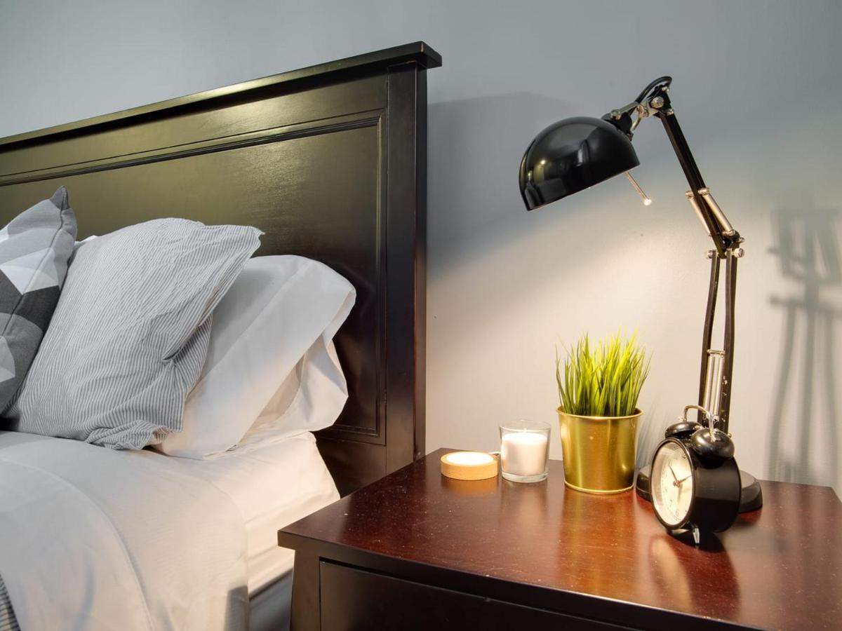NEW Cozy and Central DT Home w Gym Coffee Parking BBQ - Housity