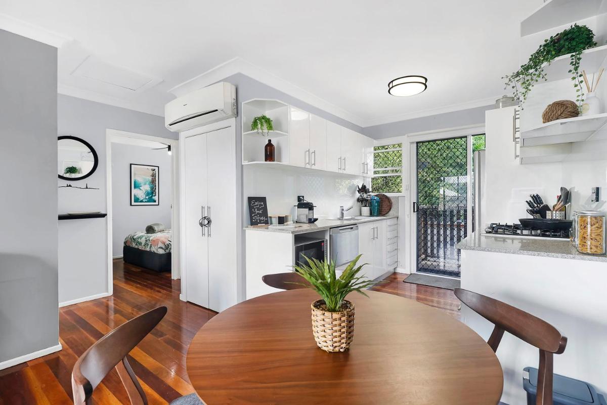 OFFLINE - Alluring Private 2BR Apartment - Great Location And Fast Wifi - Housity