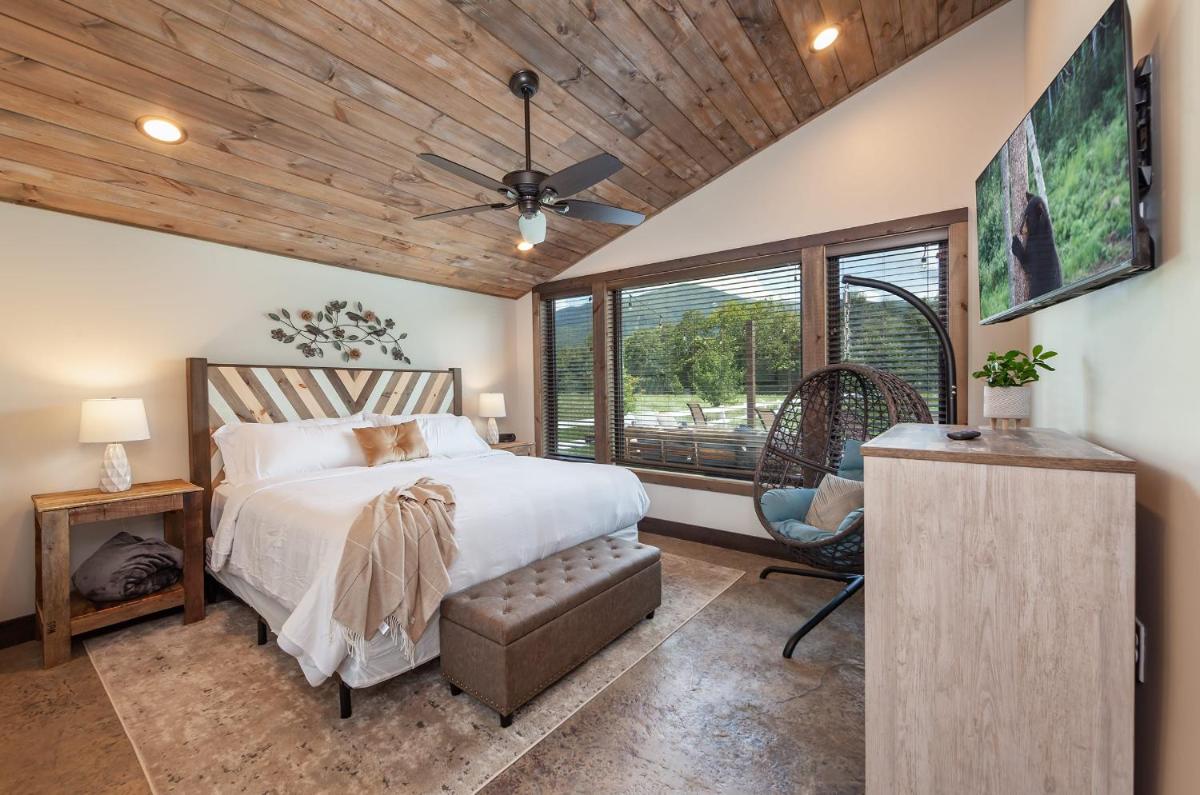 Bowling Waterfront Luxury MtnViews Pool Sleeps12 - Housity